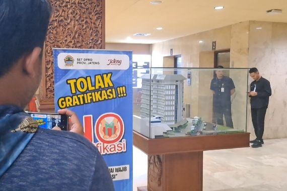 Masih di Semarang, Tim KPK Datangi DPRD Jateng, Obok-obok Ruang Kerja Alwin Basri - JPNN.COM
