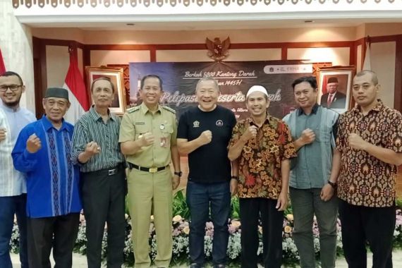 Hamdalah, 6 Pendonor Darah Diberangkatkan Umrah oleh Himpunan Bersatu Teguh - JPNN.COM