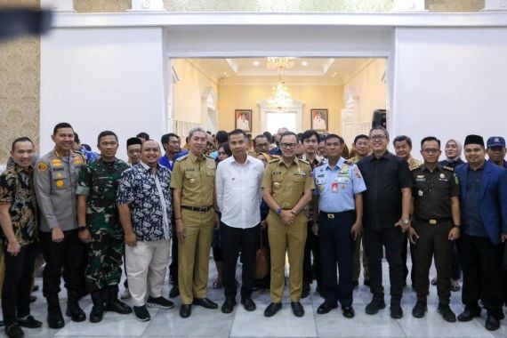 PJ Gubernur Jabar Beri Sinyal Dukungan Pengesahan Raperda Pinjol - JPNN.COM