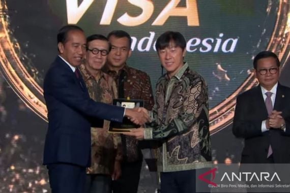 Jokowi Beri Fasilitas Golden Visa untuk Shin Tae Yong - JPNN.COM