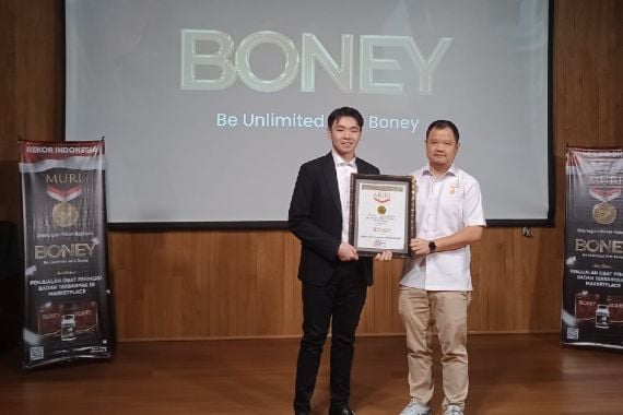 Sukses Menjual 500 Ribu Suplemen, Boney Masuk Rekor MURI - JPNN.COM