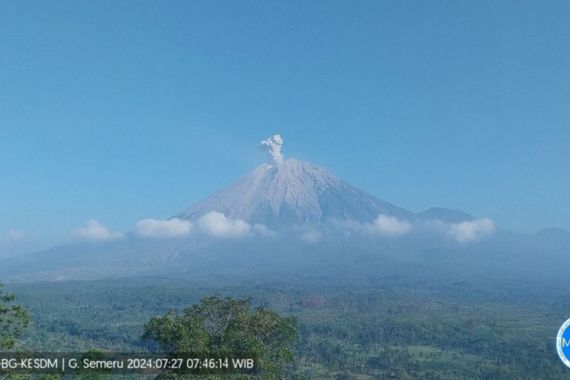 Gunung Semeru Erupsi Lagi dengan Letusan Setinggi 800 Meter - JPNN.COM