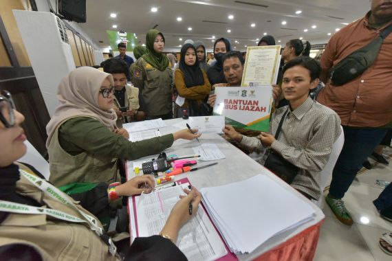 Setahun Lebih Menanti, 754 Pelajar Surabaya Akhirnya Bisa Terima Ijazahnya - JPNN.COM