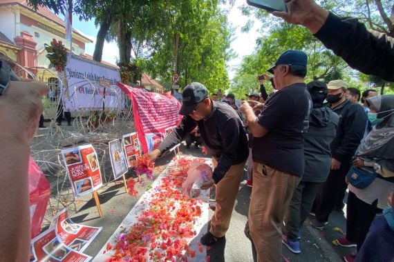 Buntut Bebasnya Ronald Tannur, Massa #JusticeforDiniSera Geruduk PN Surabaya - JPNN.COM