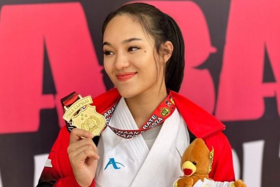 Polwan Cantik Polda Riau Bripda Jessica jadi Juara Karate Kapolri Cup 2024 - JPNN.COM