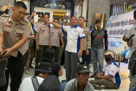 Aksi Tuntutan Keadilan Bagi Dini Sera Afrianti di Pengadilan Negeri Surabaya Diwarnai Bersitegang - JPNN.COM