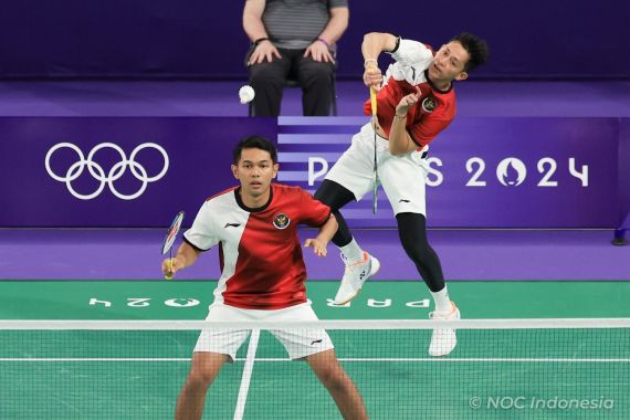 Tampil Ganas, Fajar/Rian Jadi Wakil Indonesia Pertama yang Lulus Perempat Final Paris 2024 - JPNN.COM