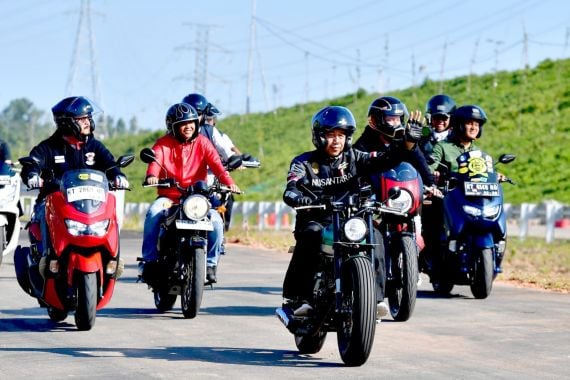 Jokowi Gunakan Helm Anak Bangsa Saat Geber Motor Keliling IKN, Sebegini Harganya - JPNN.COM