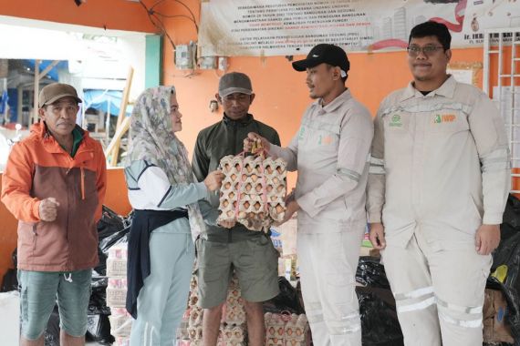 Tim IWIP Terjun Langsung Bantu Warga Terdampak Banjir di Halteng - JPNN.COM