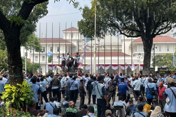 Sopir JakLingko Demo di Balai Kota, Ini Tuntutan yang Disampaikan - JPNN.COM
