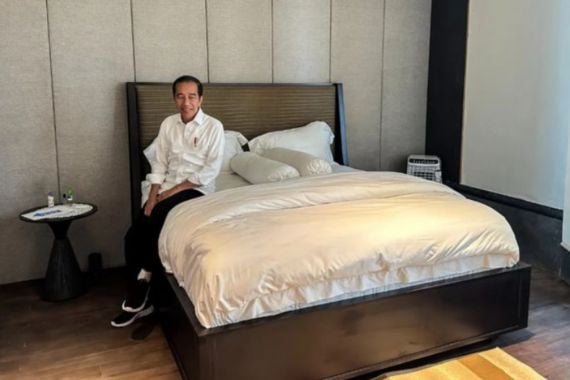 Lihat Pak Jokowi Lagi di Atas Kasur Kamar Tidur Istana - JPNN.COM