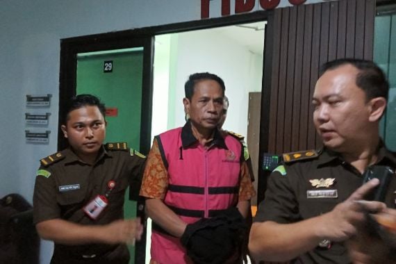 Terjerat Korupsi, Kadisparpora Kota Serang Langsung Ditahan Jaksa, Lihat - JPNN.COM