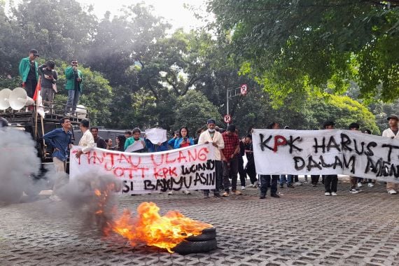 Geruduk KPK, Massa Soroti Kasus di Musi Banyuasin - JPNN.COM