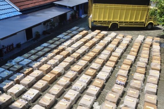 Bea Cukai Riau Bergerak Dini Hari, Hentikan Truk Pembawa 2 Juta Batang Rokok Ilegal - JPNN.COM