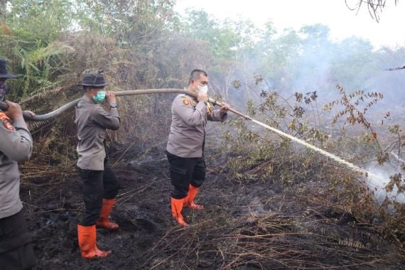 Cegah Karhutla Merembet ke Permukiman Warga, Kapolres Dumai Ikut Padamkan Api - JPNN.COM