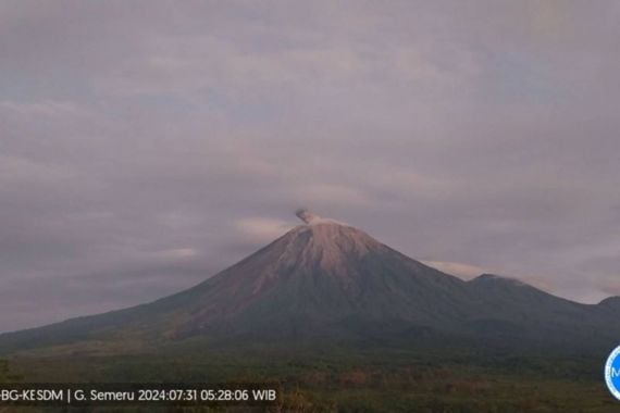 Berstatus Waspada, Gunung Semeru Erupsi dengan Letusan 700 Meter di Atas Puncak - JPNN.COM