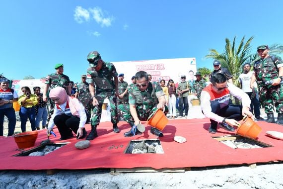 Pertamina Bersama TNI AD Menyalurkan Bantuan RTLH & Sarana Air Bersih ke Warga Kupang - JPNN.COM