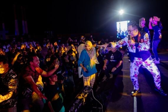 Alfin Habib Akhirnya Nyanyikan Lagu Hilang Saat Terang di Panggung Megah - JPNN.COM