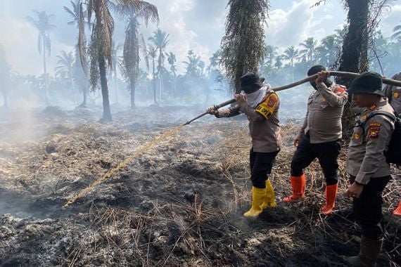 Kapolres Inhil AKBP Budi Setiawan Ikut Berjibaku Padamkan Karhutla di Lahan Gambut - JPNN.COM