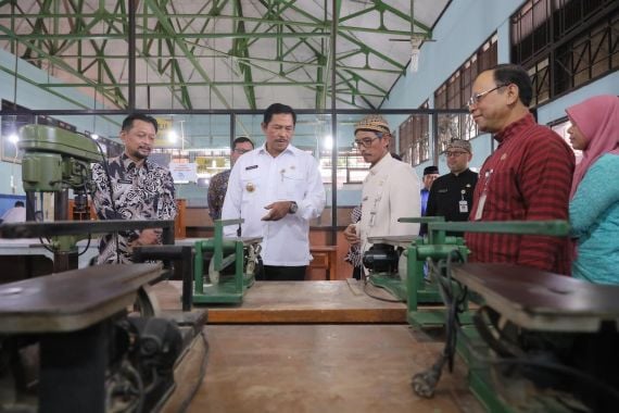 Pj Gubernur Jateng Cek Belanja Fisik di SMK Negeri 9 Surakarta Senilai Rp 3,6 Miliar - JPNN.COM