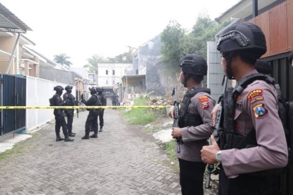 Teroris yang Ditangkap di Batu Berencana Mengebom Tempat Ibadah - JPNN.COM