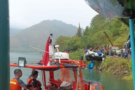 Minibus yang Jatuh ke Danau Toba Ditemukan di Kedalaman 15 Meter - JPNN.COM