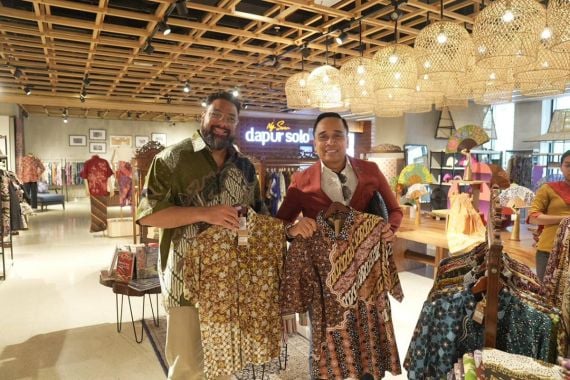 Diajak Putu Rudana ke Sarinah, Ketua Parlemen Tonga Beli Batik, Lalu Makan Bebek Bali - JPNN.COM