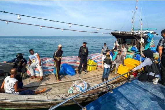 Cegah Masuknya Pekerja Migran Ilegal, Bea Cukai Kuala Tanjung Gelar Operasi Gabungan - JPNN.COM