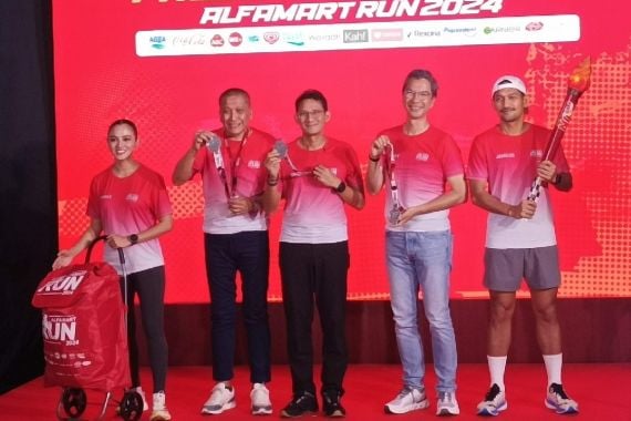 Ibnu Jamil & Ririn Ekawati Ikut Alfamart Run 2024, Tak Sabar Boyong Tas Troli Isi 30 Kg - JPNN.COM