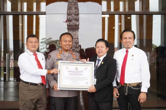 Irjen Iqbal Terima Presisi Award, Prestasi Menggagalkan Peredaran Narkoba hingga Judol - JPNN.COM