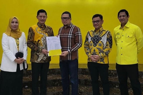 Deden Nasihin-Neneng Efa Didukung Golkar Untuk Maju di Pilkada Cianjur - JPNN.COM