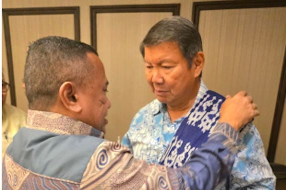 Ketum PATRIA Menyampirkan Kain Khas Sumba di Bahu Hashim Djojohadikusumo - JPNN.COM