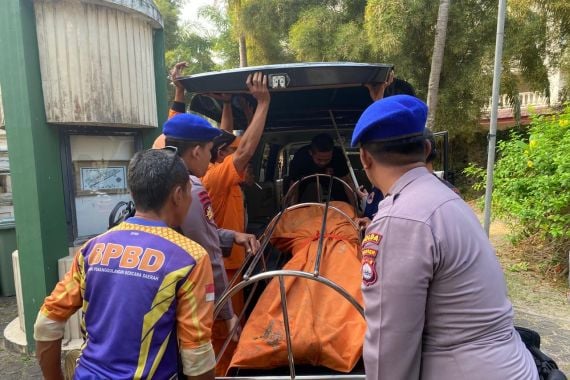Ditpolairud Polda Banten Evakuasi Mayat WNA di Pantai Anyer - JPNN.COM