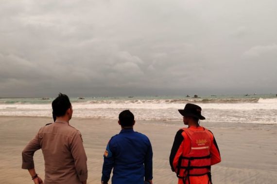 2 Warga Jakarta Terseret Ombak Pantai Karang Belum Ditemukan - JPNN.COM