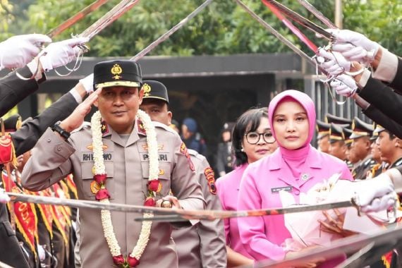 Disambut Pedang Pora, Brigjen Ribut Hari Wibowo Resmi Jadi Kapolda Jateng - JPNN.COM