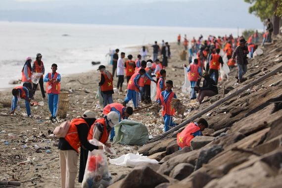 AMANAH Ajak Generasi Muda Bersihkan Pantai Ladong Aceh Besar - JPNN.COM