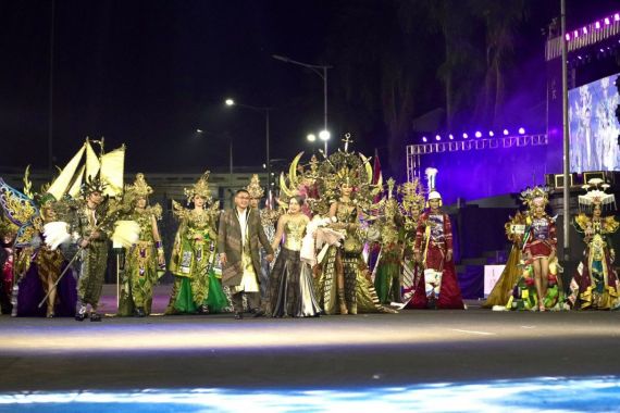 Manfaatkan Karung Pupuk Bekas, Pupuk Indonesia Grup Tampil di Jember Fashion Carnaval 2024 - JPNN.COM