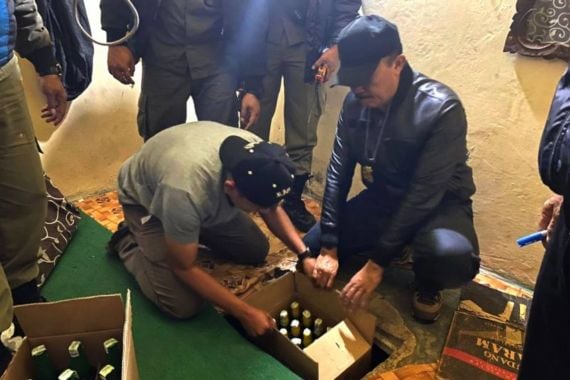 Gerebek Tempat Penjualan Jamu, Polisi-Satpol PP Temukan Bunker, Wah, Isinya - JPNN.COM