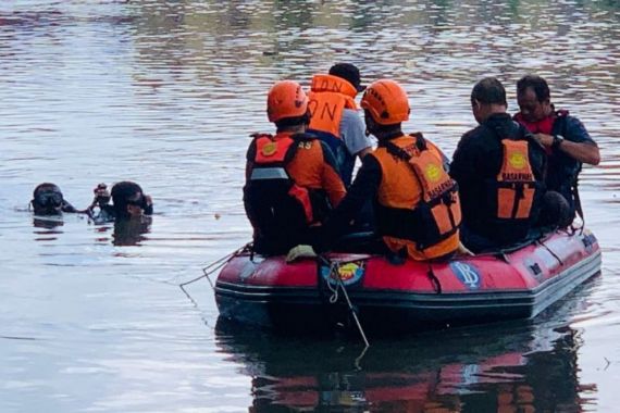 Seorang Anak Tenggelam di Sungai Karang Mumus Samarinda, Tim SAR Bergerak Melakukan Pencarian - JPNN.COM