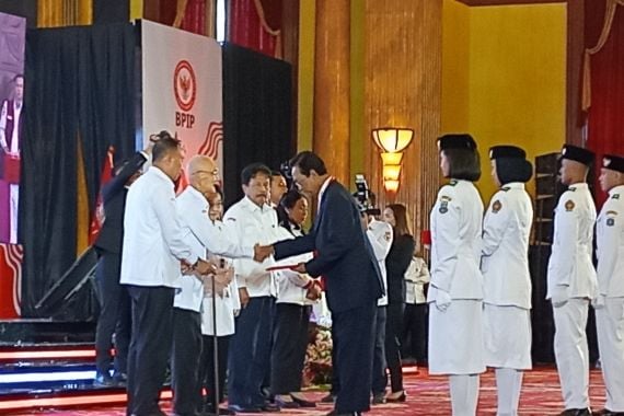 Menjelang HUT ke-79 RI, BPIP Serahkan Duplikat Bendera Pusaka Kepada Kepala Daerah - JPNN.COM