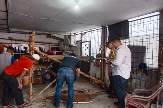 Diduga Keracunan Gas Saat Membersihkan Sumur, Satu Pekerja di Palembang Tewas - JPNN.COM