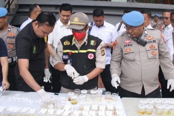 Polres Jakbar Tes Urine 119 Personel Untuk Pastikan Bebas dari Narkoba - JPNN.COM