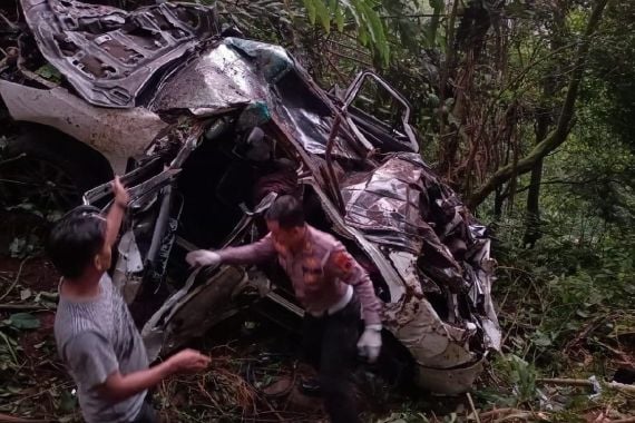 Rem Blong, Fortuner Berpelat B Masuk Jurang di Jalur Batang-Dieng, 4 Orang Tewas - JPNN.COM