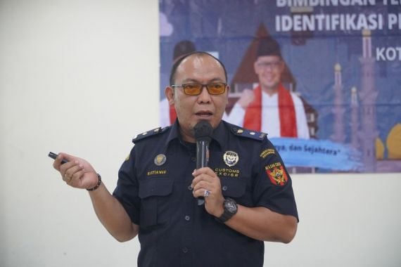 Bea Cukai Bogor Edukasi Masyarakat dan Satpol PP Agar Kenali Ciri-ciri Rokok Ilegal - JPNN.COM