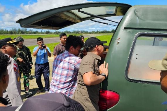 TNI Berhasil Evakuasi Jenazah Pilot Selandia yang Dibunuh KKB - JPNN.COM