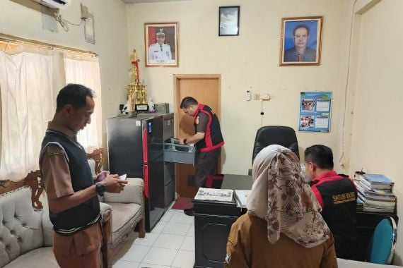 Cari Bukti Tambahan, Jaksa Geledah Rumah dan Ruang Kerja Kadisparpora Kota Serang - JPNN.COM