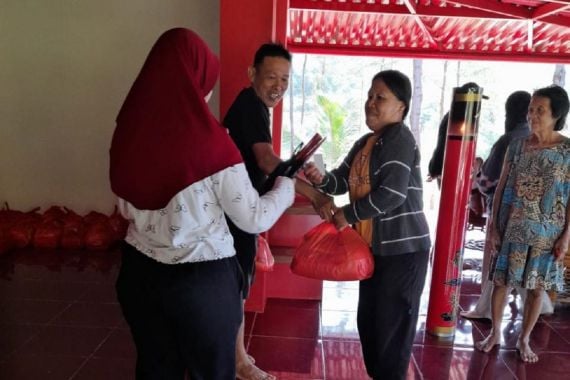 Meriahkan HUT RI, Pengusaha Bangka Bagikan Sembako kepada Warga Kurang Mampu - JPNN.COM