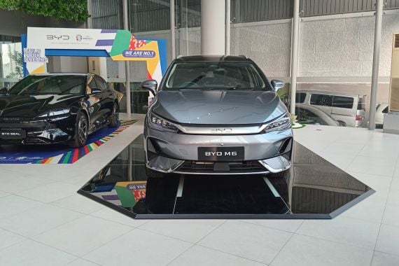 Baru Diluncurkan di GIIAS 2024, Begini Rasanya Geber BYD M6 Rute Jakarta-Bandung - JPNN.COM