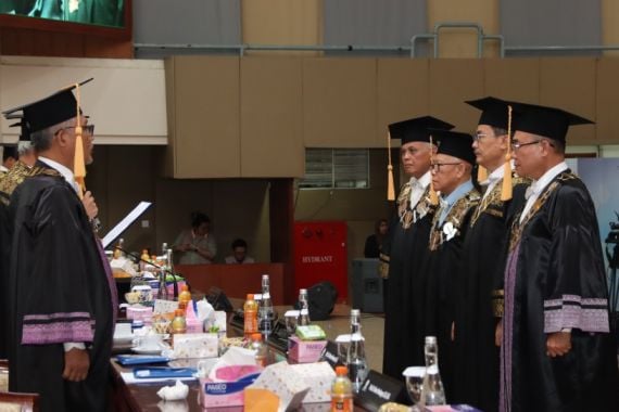 4 Guru Besar Baru, Universitas Terbuka Ingin Citra Positifnya Mendunia - JPNN.COM