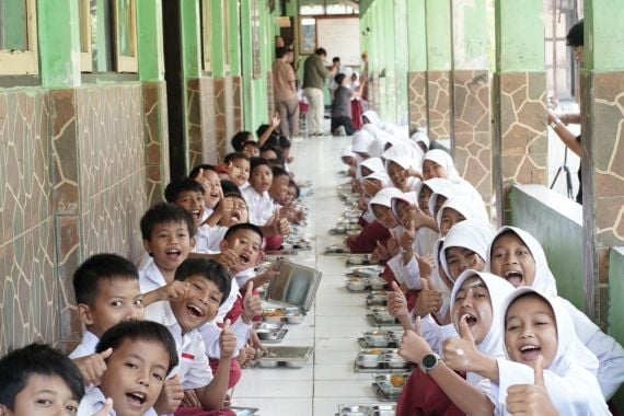 Kesaksian Orang Tua Siswa di Sukabumi Setelah Menyaksikan Uji Coba Makan Bergizi - JPNN.COM